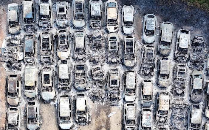 Incendio daña 140 vehículos en el aparcamiento de Gatwick (Fotos)